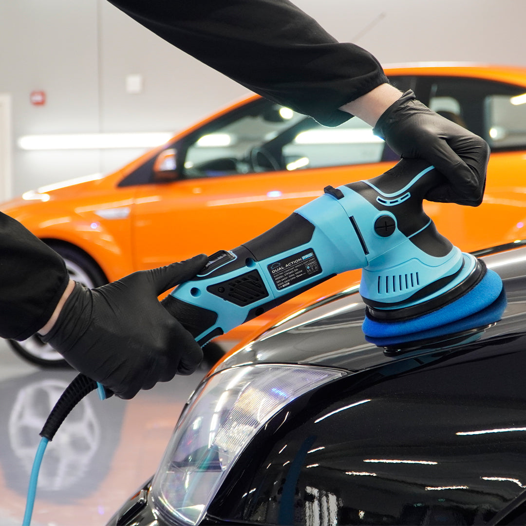 Stipt Dual Action Pro Polisher in gebruik op de motorkap van een auto