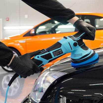 Stipt Dual Action Pro Polisher in gebruik op de motorkap van een auto