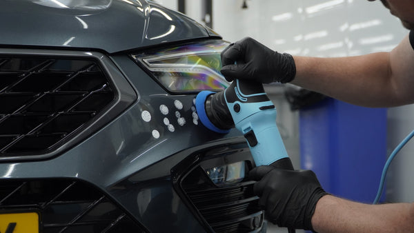 Polijstpasta verdelen op de lak met de Stipt Mini Dual Action Polisher Pro
