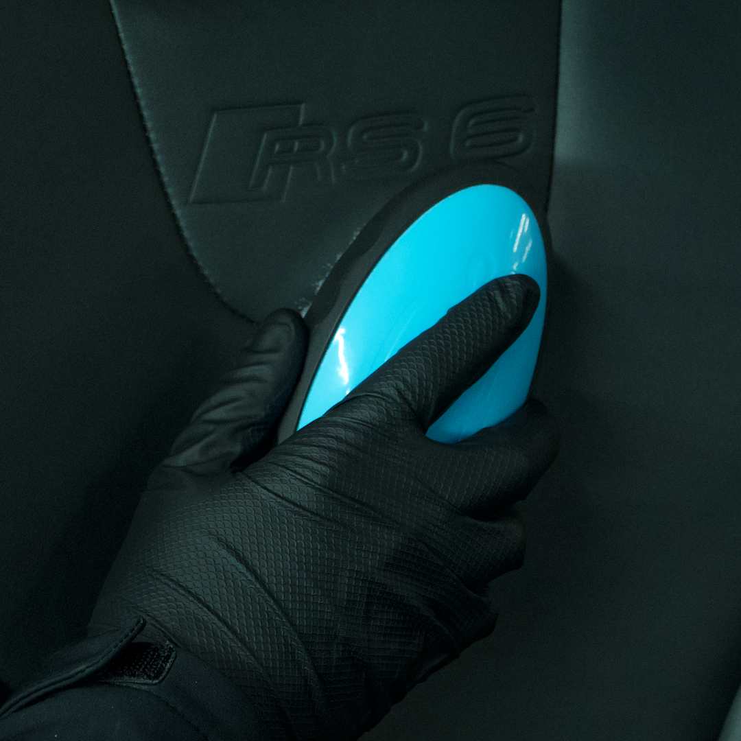 Auto interieur reinigen met Cleaning brush. dieptereiniging zonder beschadiging