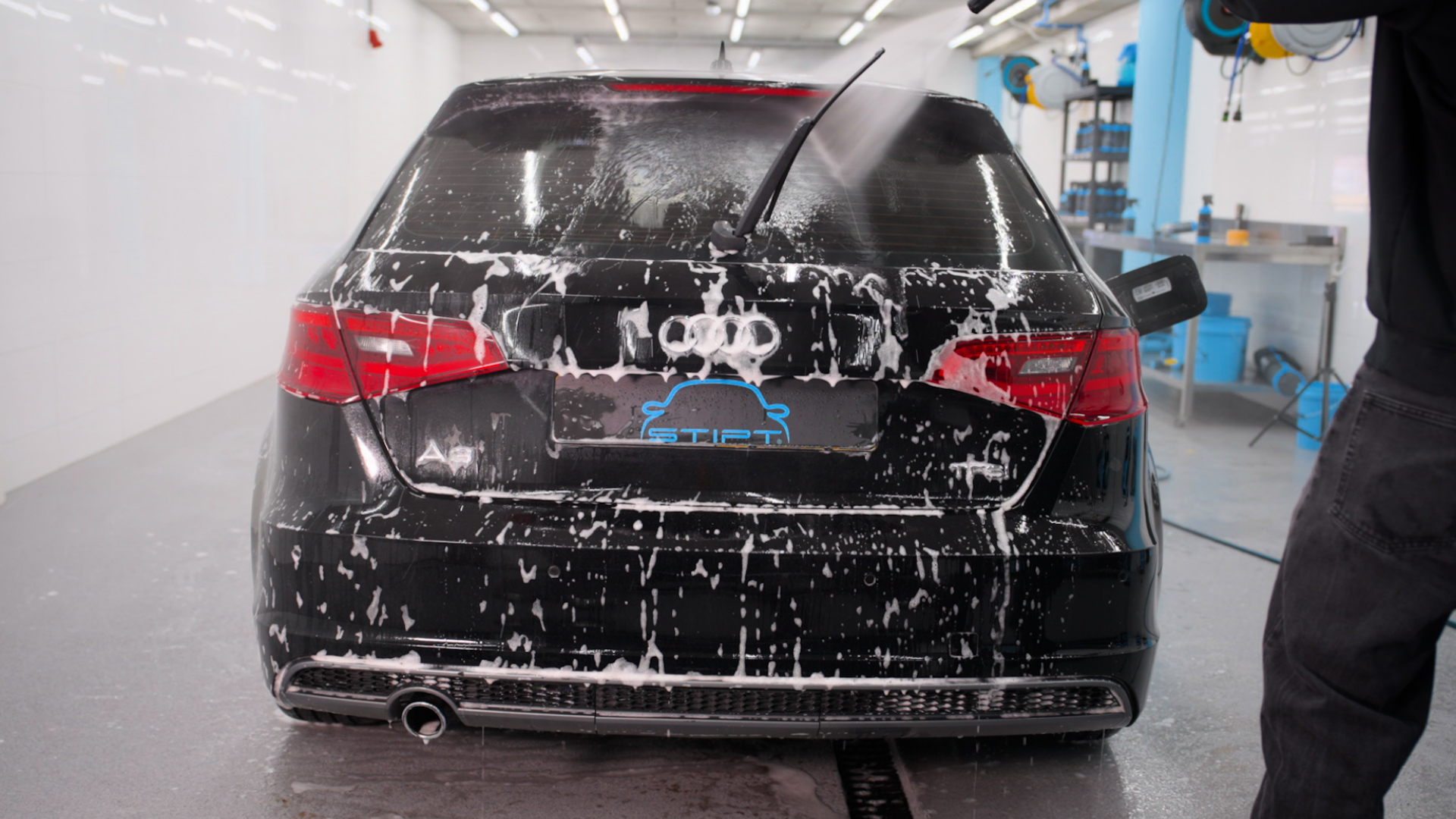 Auto afspoelen met water na het wassen om vuil en shampoo te verwijderen