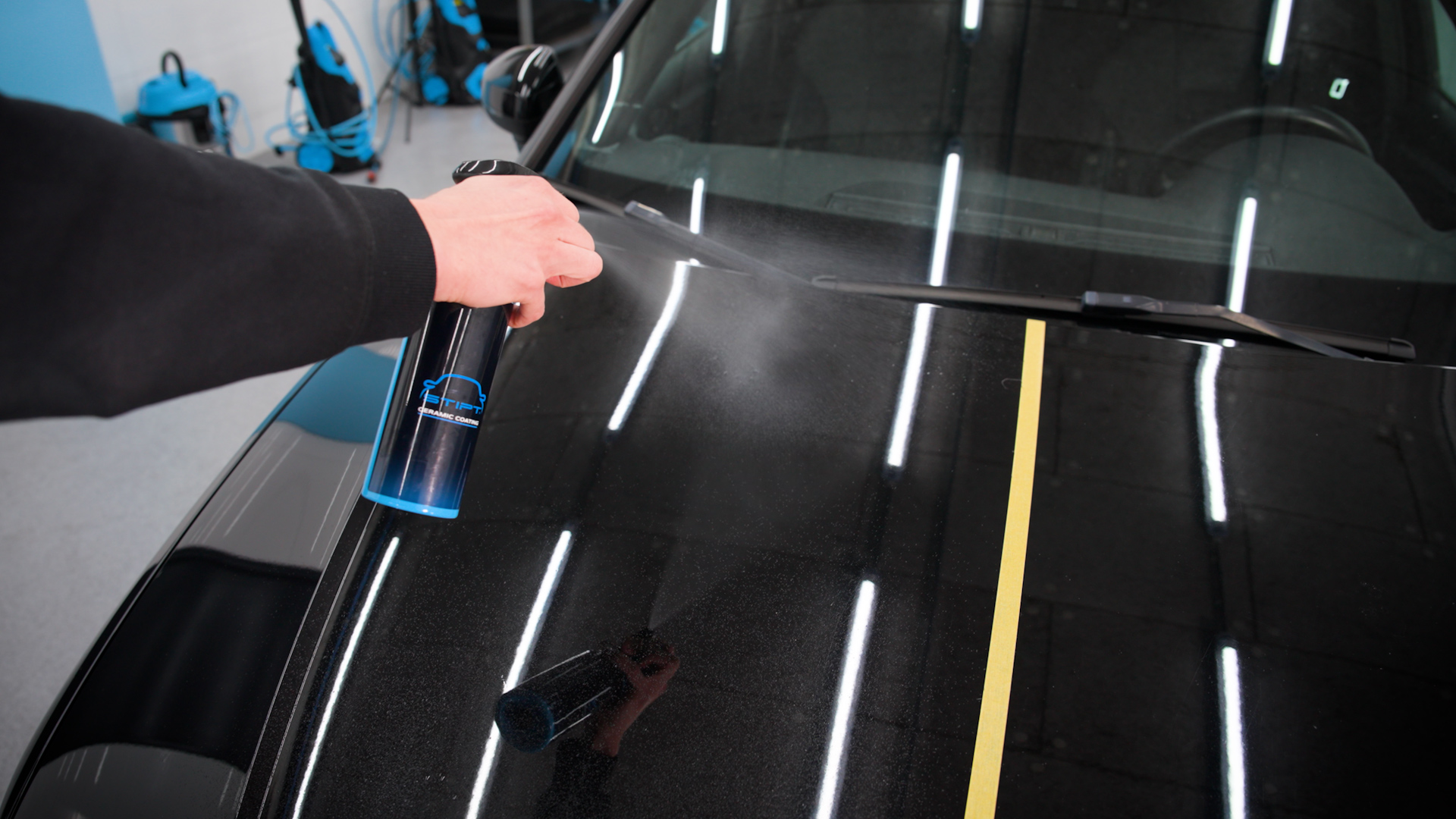 Ceramic coating spray aanbrengen op auto voor bescherming en waterafstotend effect